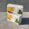 Tvålförpackning som står ovanpå en annan tvålförpackning