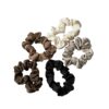 Scrunchie av satin i olika färger