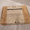 Fin Presentbox med Tvål Shea & Avokado och Elegant Självhäftande Tvålhållare för Vägg från Malin i Ratan