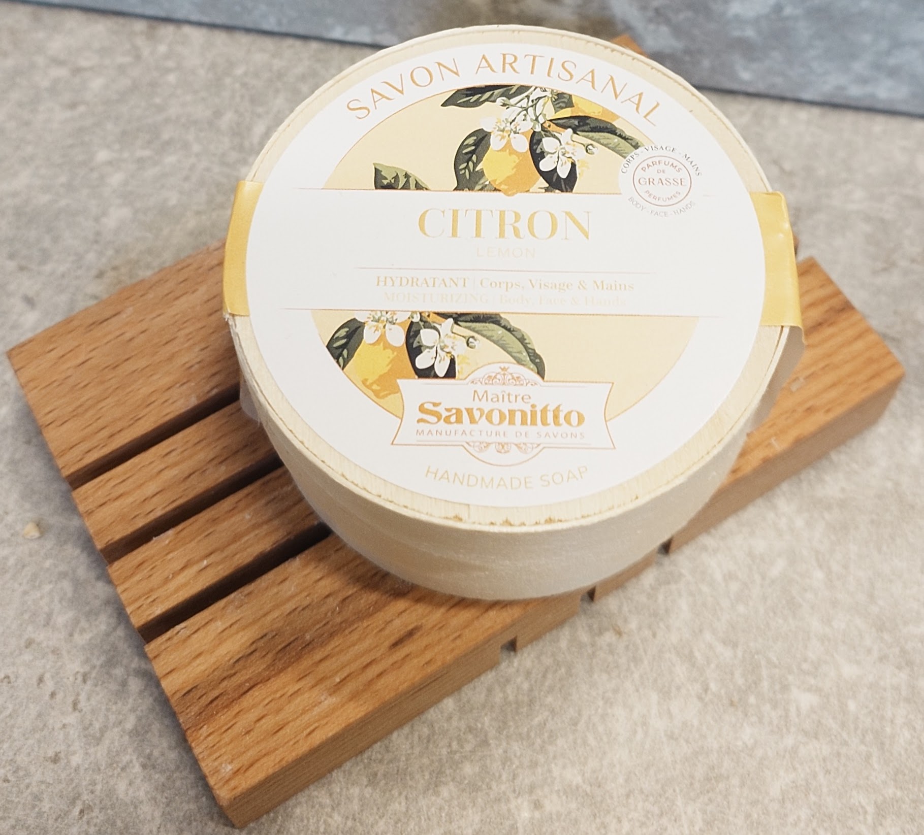 Fast Ekologisk Tvål i Ask 100g - Citron från Maître Savonitto