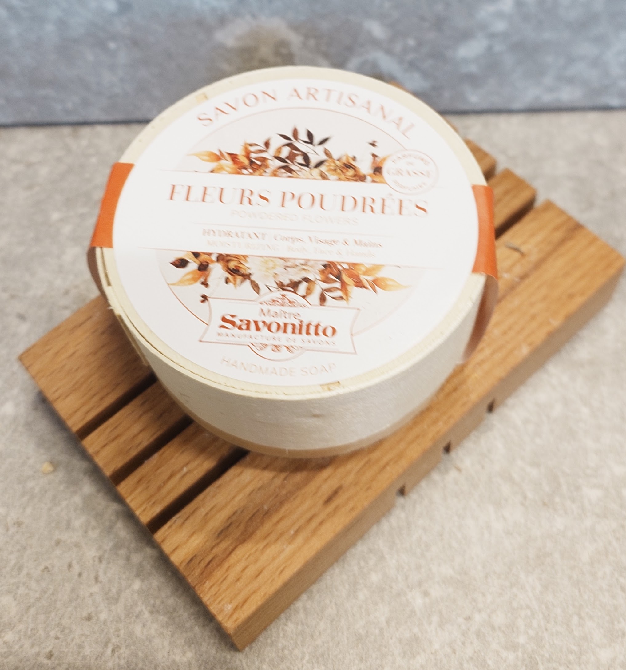 Fast Ekologisk Tvål i Ask 100g - Pudriga Blommor från Maître Savonitto
